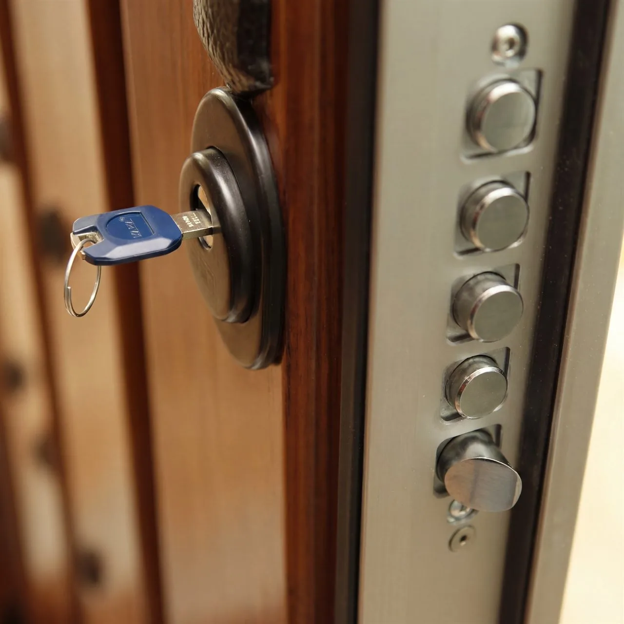 Detalle de los bulones de acero de una cerradura de seguridad