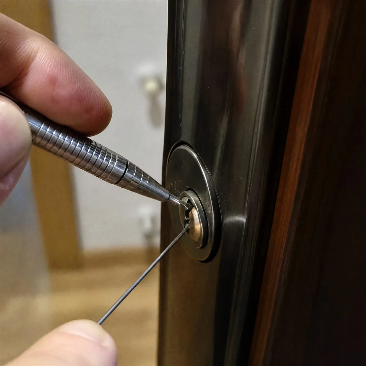 Extracción de una llave partida dentro del bombín de una cerradura