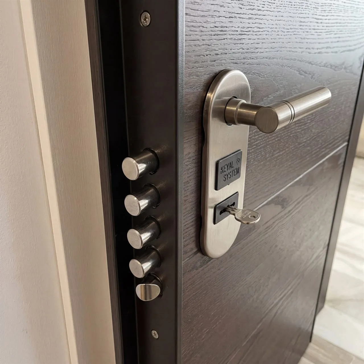 Puerta blindada con cerradura de seguridad instalada por el cerrajero