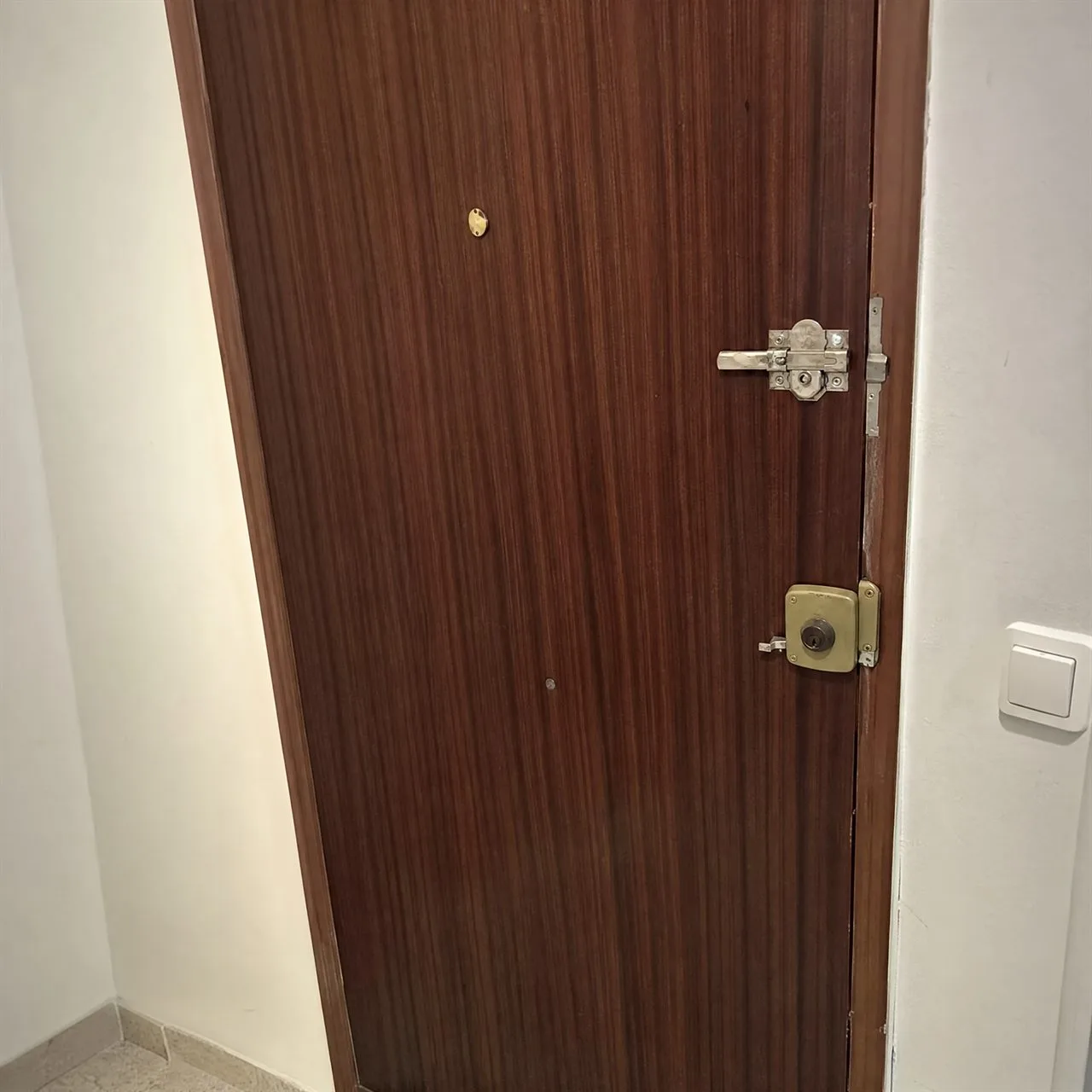 Puerta de madera tradicional con cerradura clásica en Finestrat